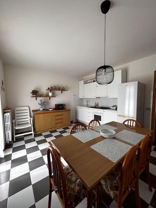 Near Town Centre And Lake - Le Colombe Bardolino Exterior foto