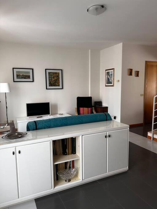 Near Town Centre And Lake - Le Colombe Bardolino Exterior foto