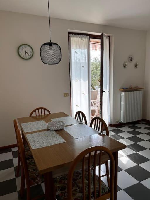 Near Town Centre And Lake - Le Colombe Bardolino Exterior foto